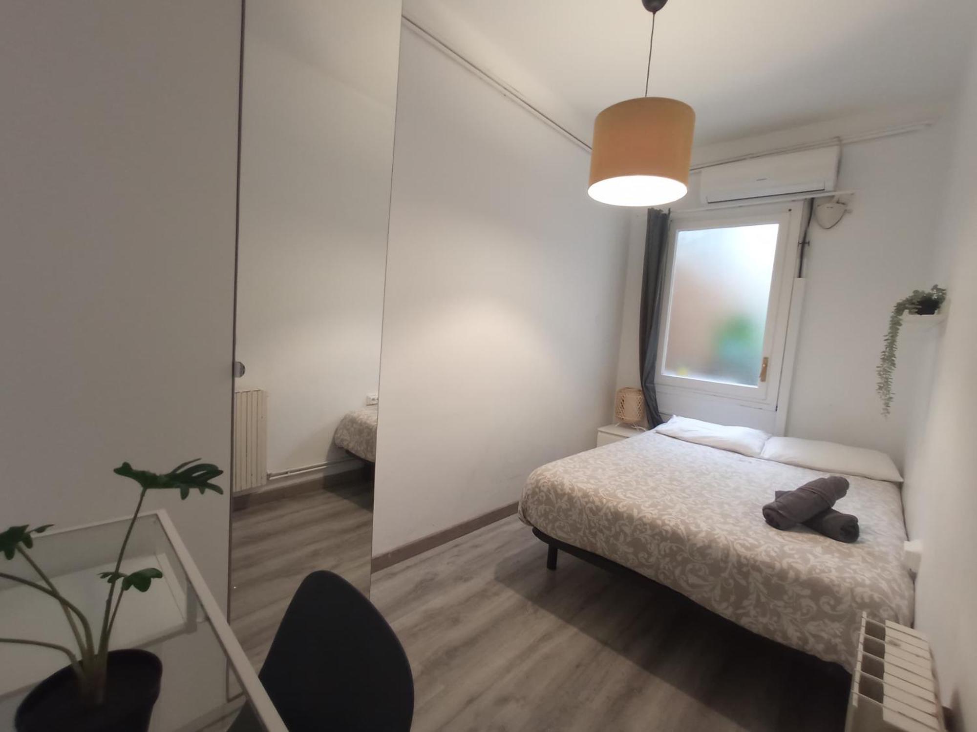 Private Rooms On Tamarit Street Барселона Экстерьер фото