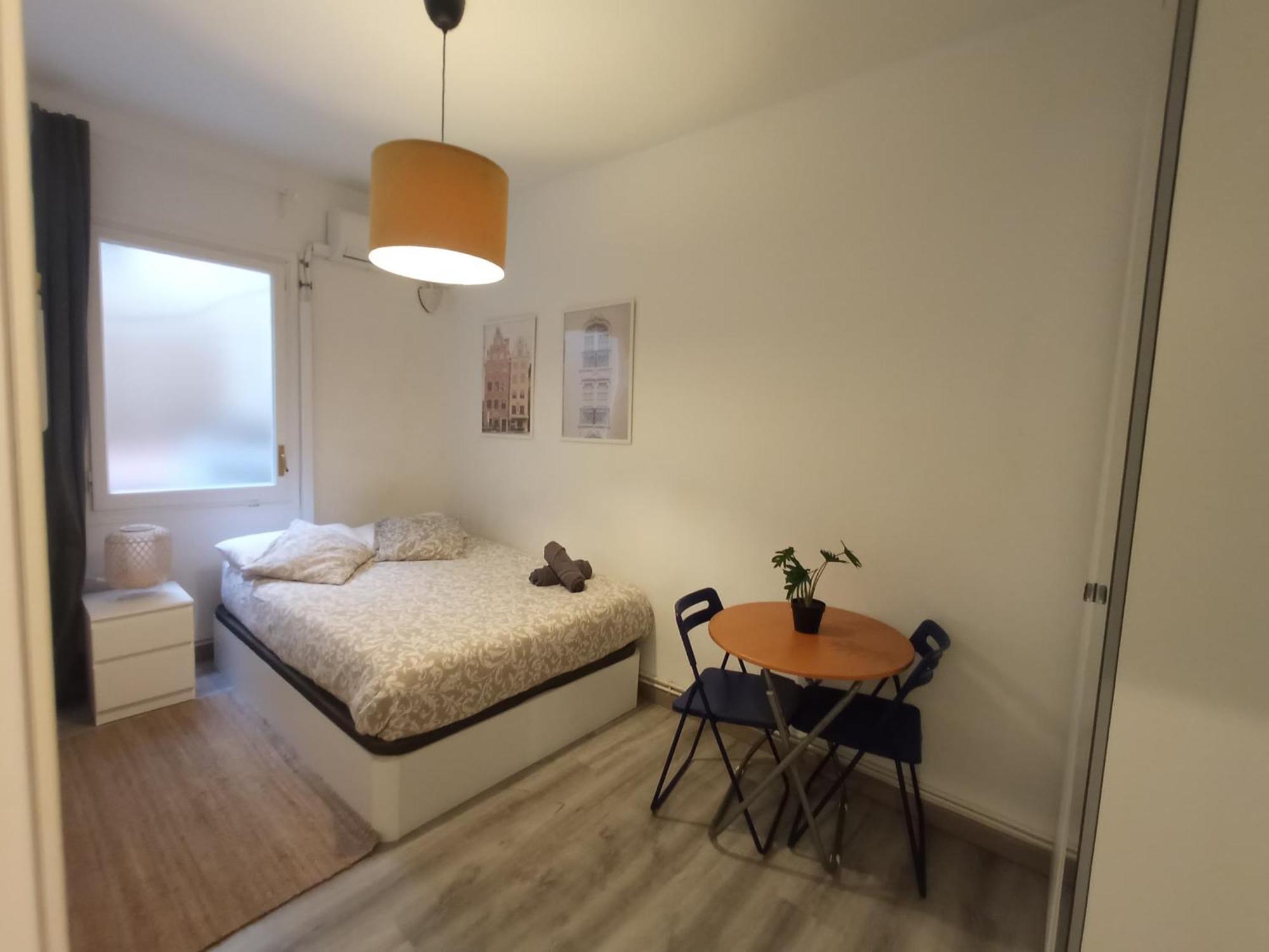 Private Rooms On Tamarit Street Барселона Экстерьер фото